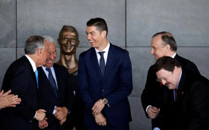 Patung Kocak CR7 di Bandara Madeira